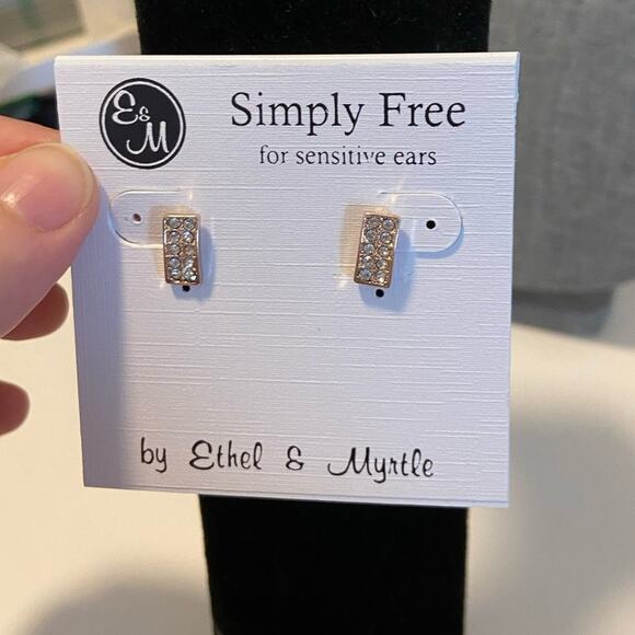 Rhinestone stud earrings - Picture 1 of 3